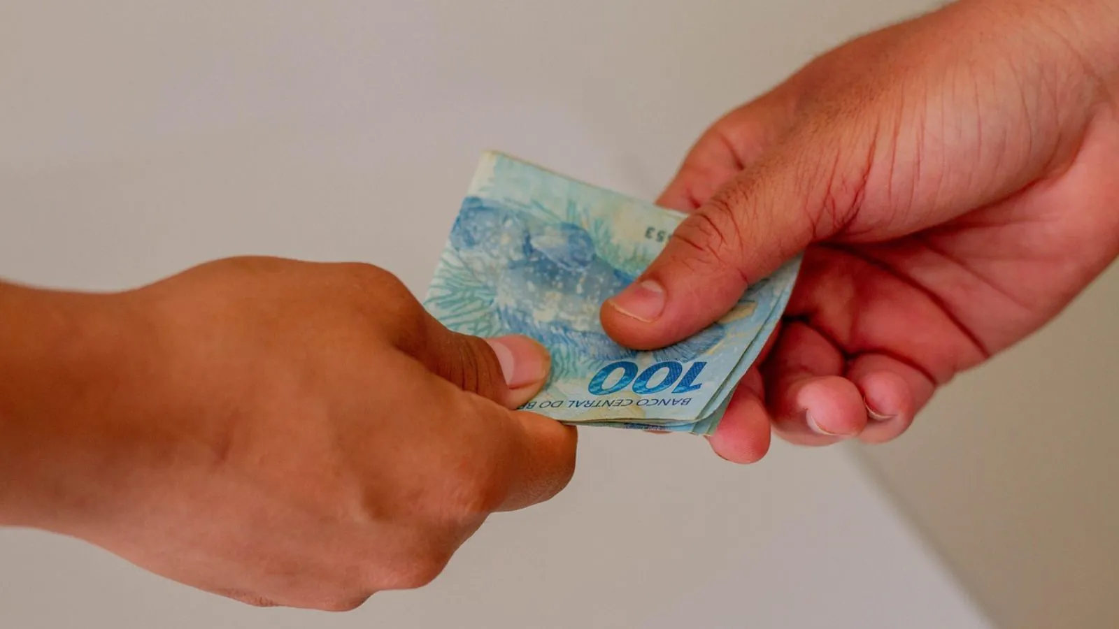 Pessoas pagando com dinheiro