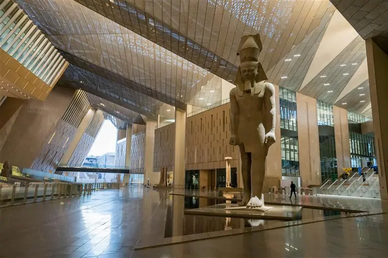 estátua do faraó Ramsés II no Grande Museu Egípcio
