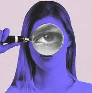 cabe&ccedil;a de mulher com uma lupa no lugar dos olhos