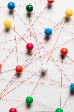 pinos de marca&ccedil;&atilde;o coloridos interligados por fios