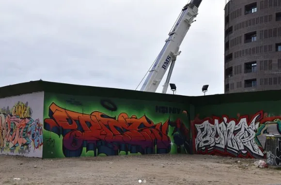 projeto Byens Hegn de arte urbana - tapumes pintados no metrô da Copenhague