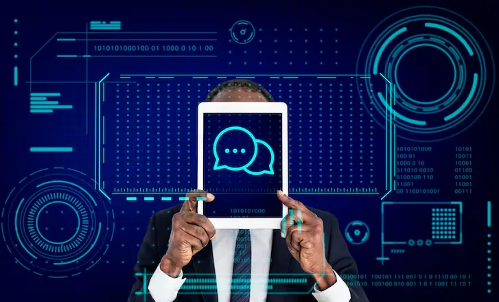 executivo segura um tablet em frente ao rosto