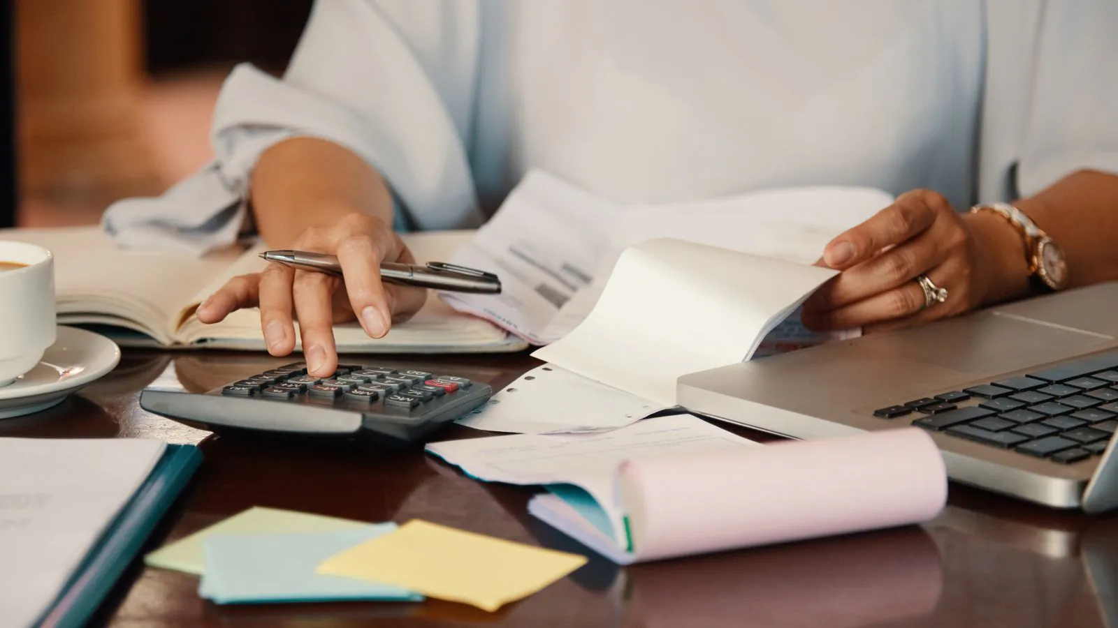 Pessoa calculando gastos