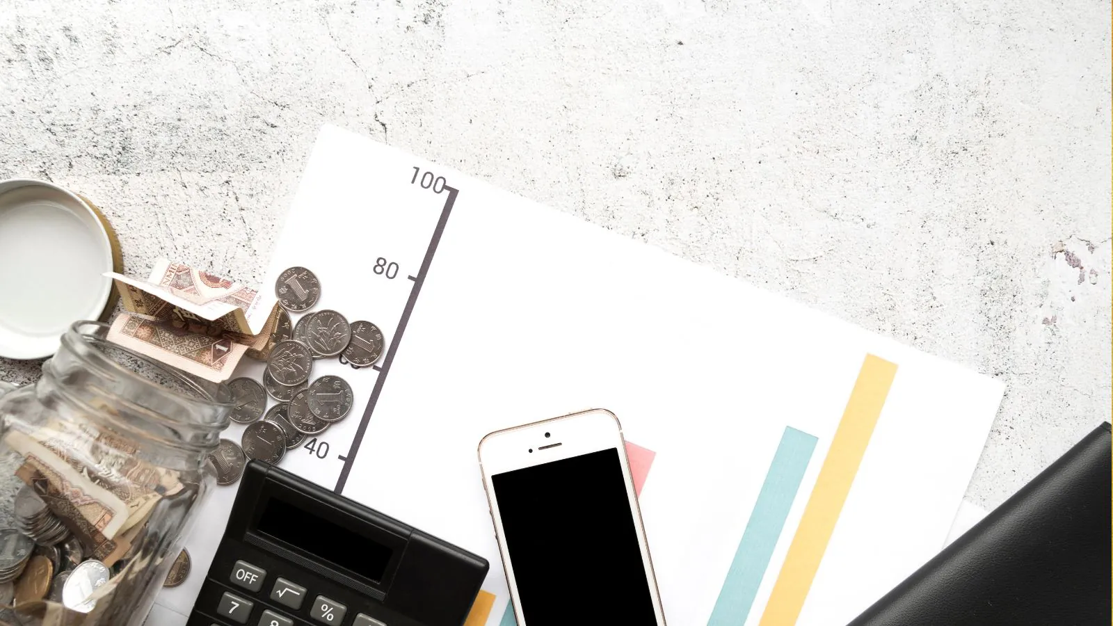 Dinheiro, calculadora, celular e boletos