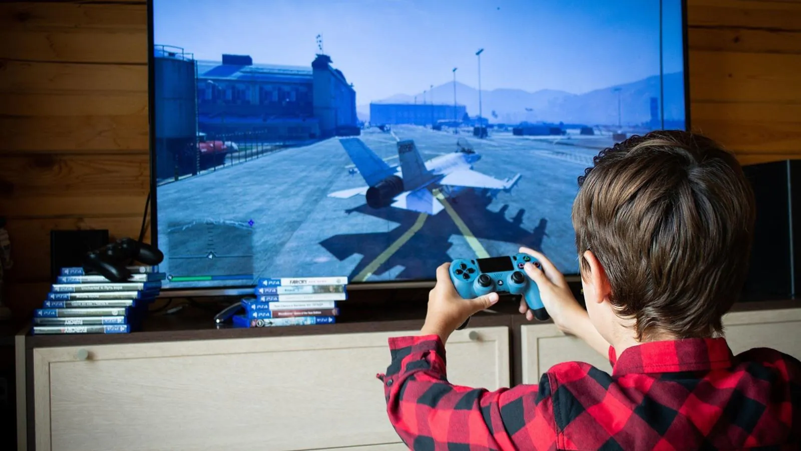 Jovem jogando vidoegame