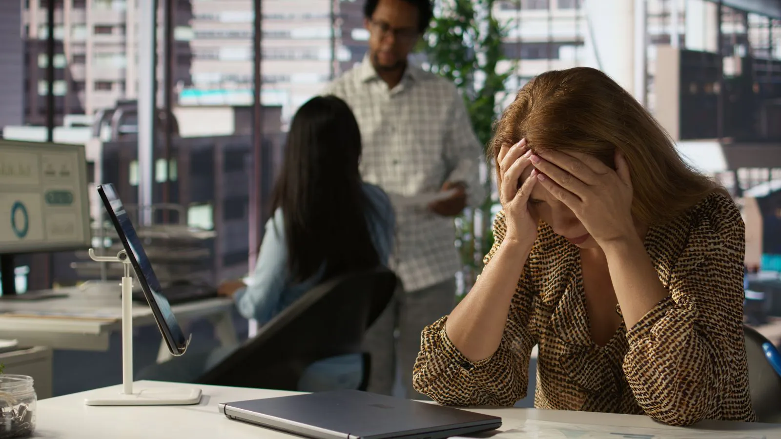 Pessoa estressada no trabalho