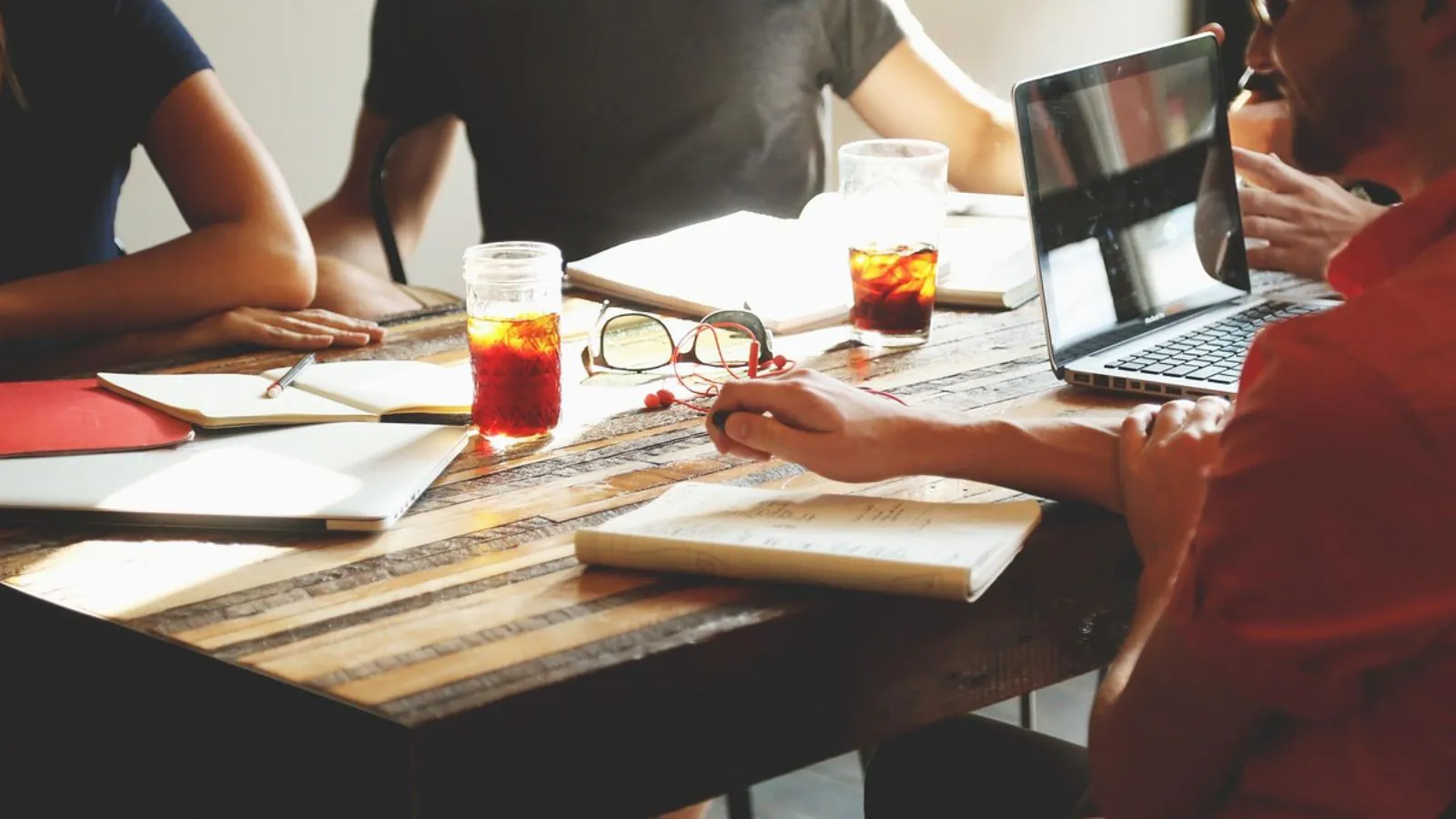 Equipe reunida trabalho