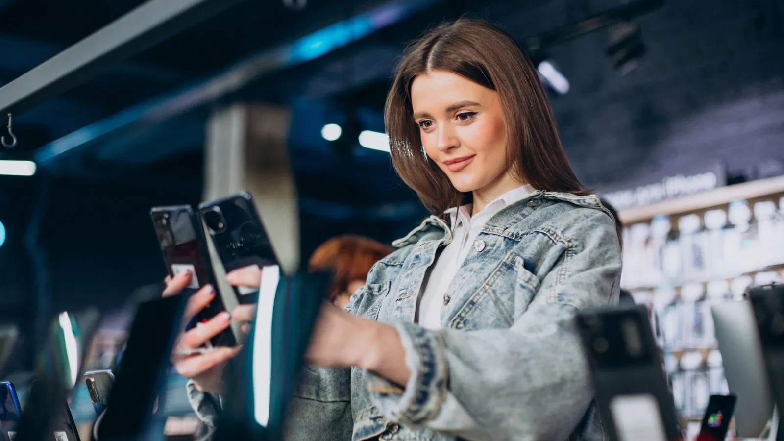 Jovem escolhendo smartphone