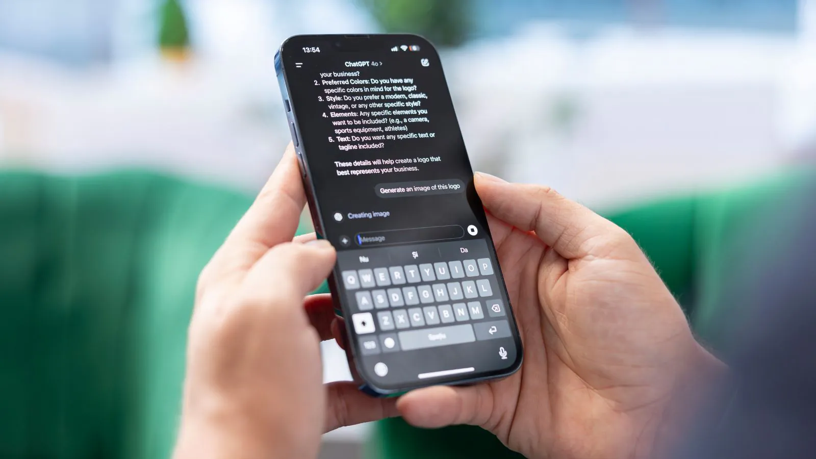 Pessoa usando ChatGPT em celular