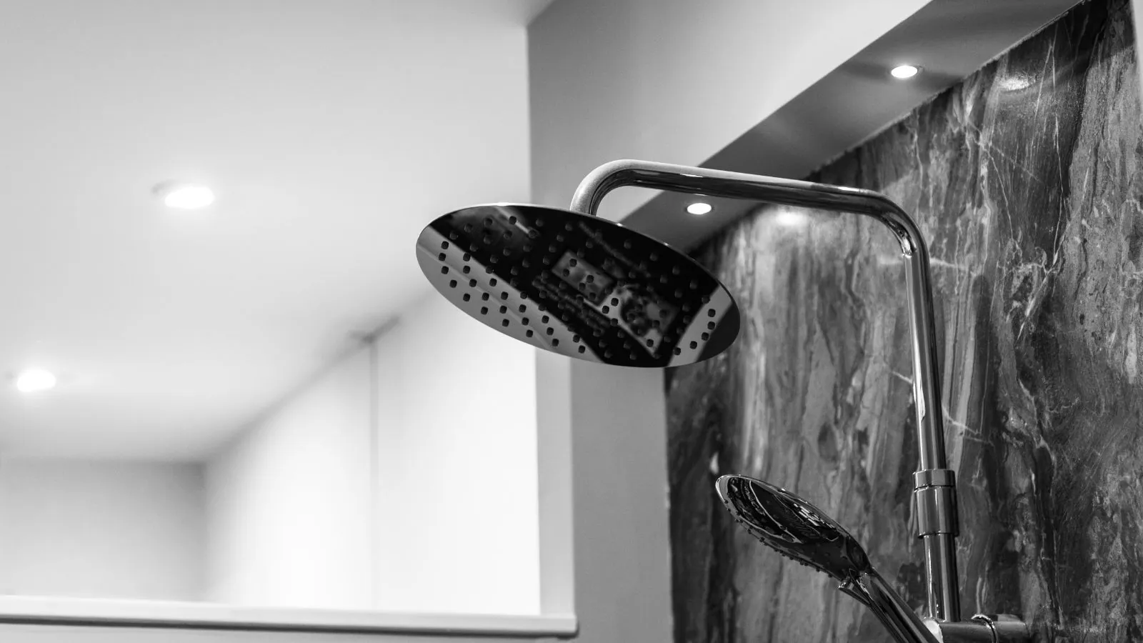 Chuveiro em banheiro