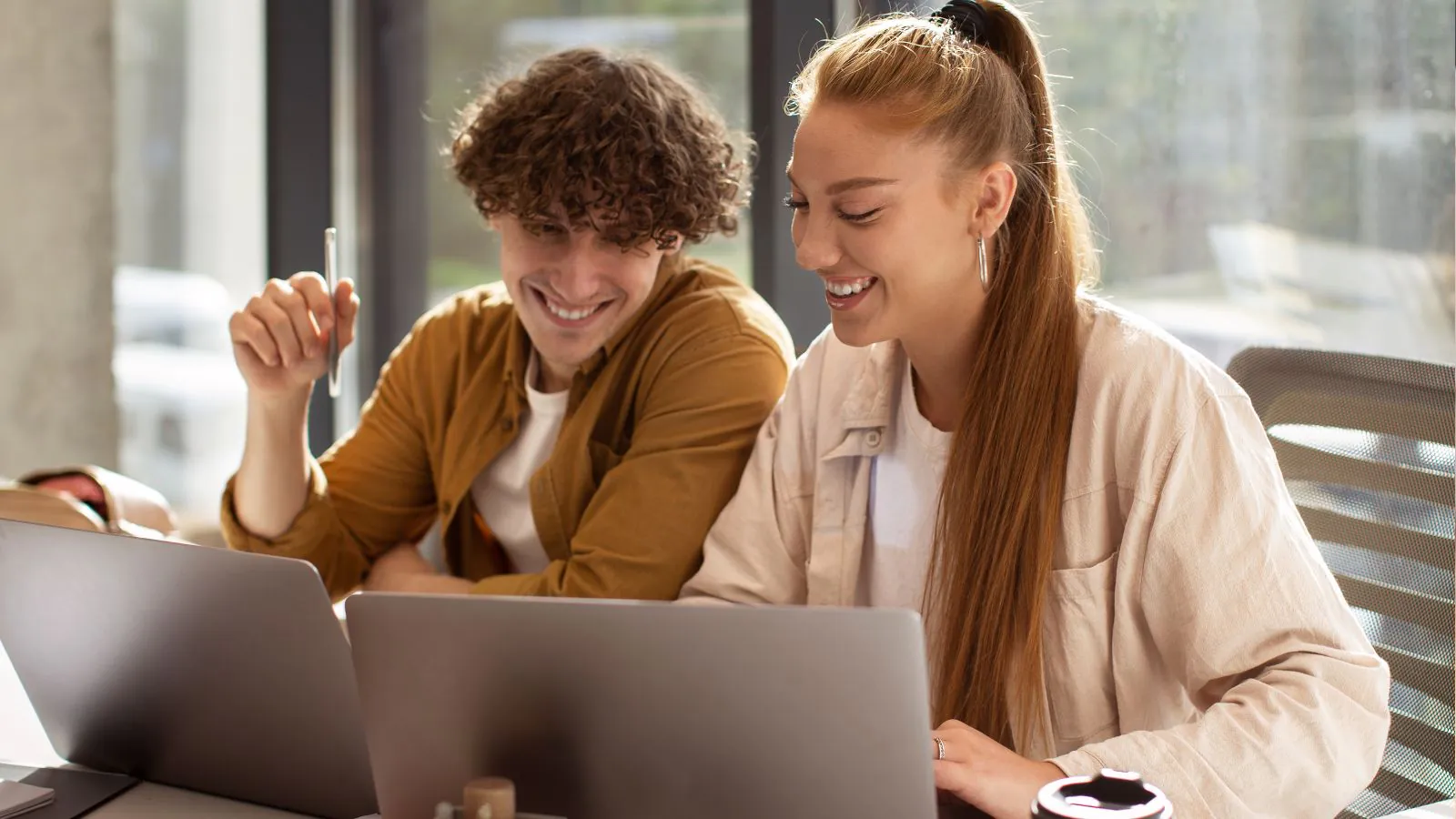 Jovens usando IA no notebook