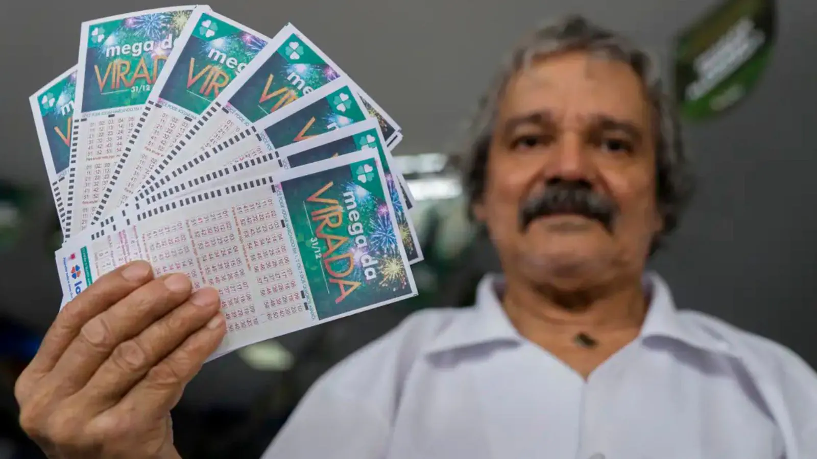 Homem com apostas da Mega da Virada