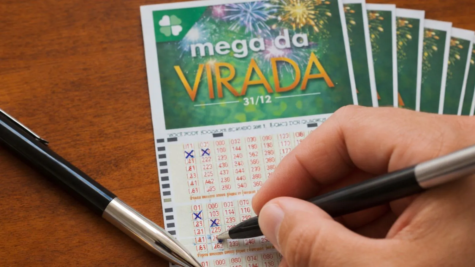 Pessoa preenchendo bilhete da mega da virada