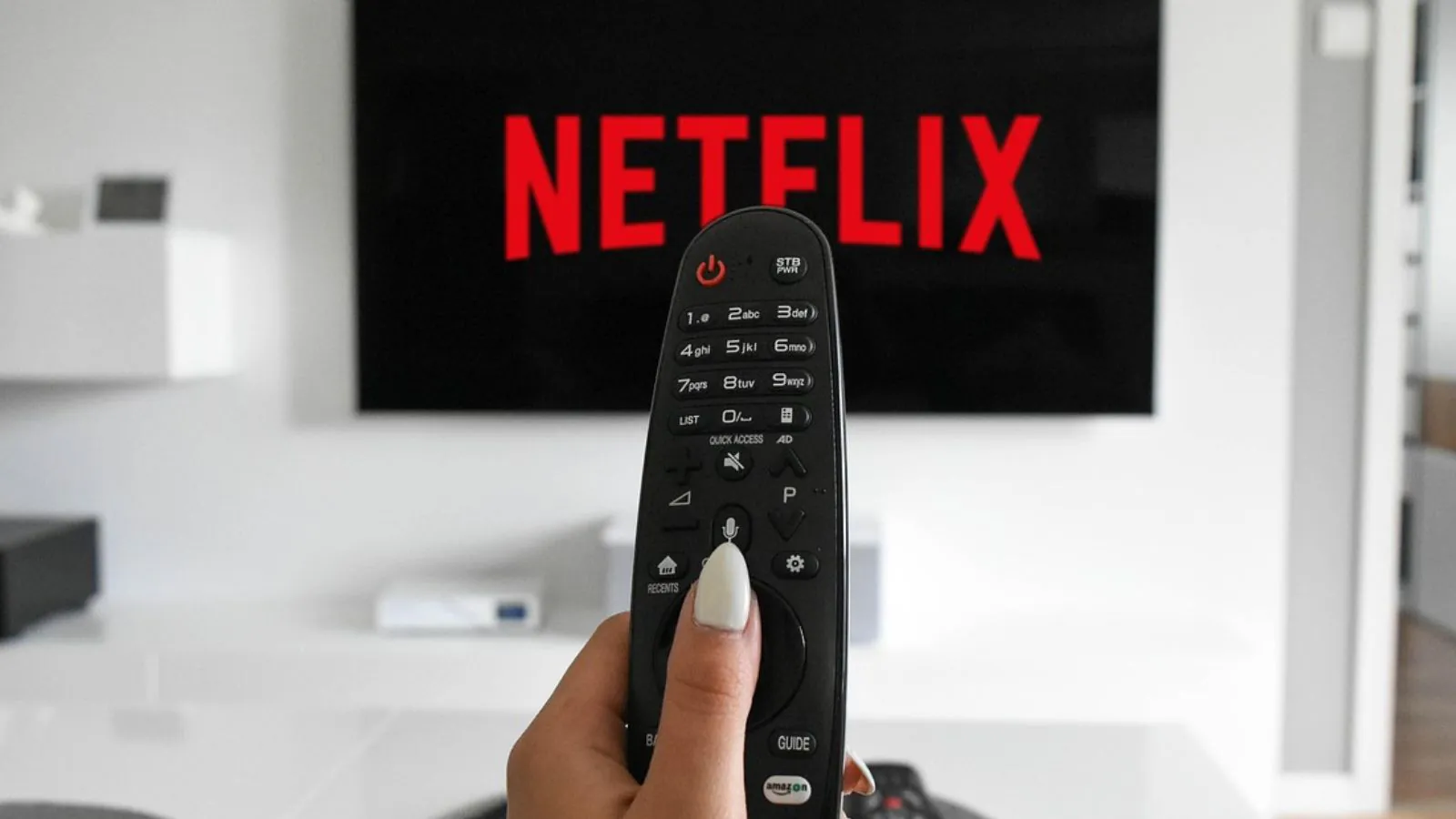 Netflix na Tv com controle apontado