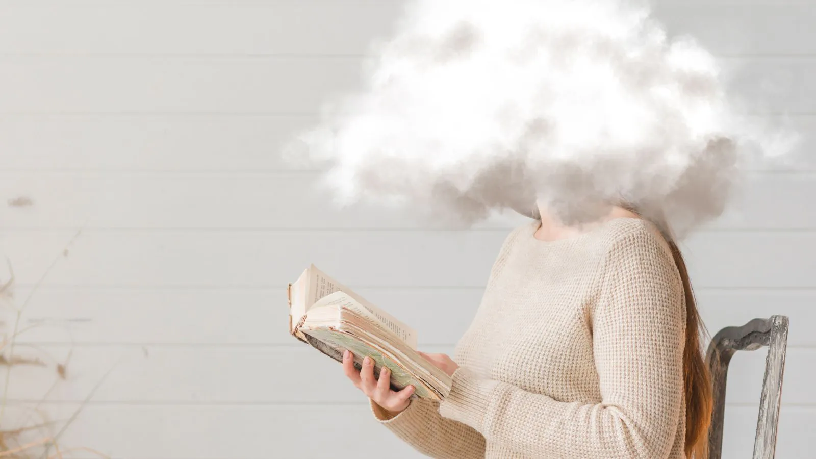 mulher cabeça de nuvem