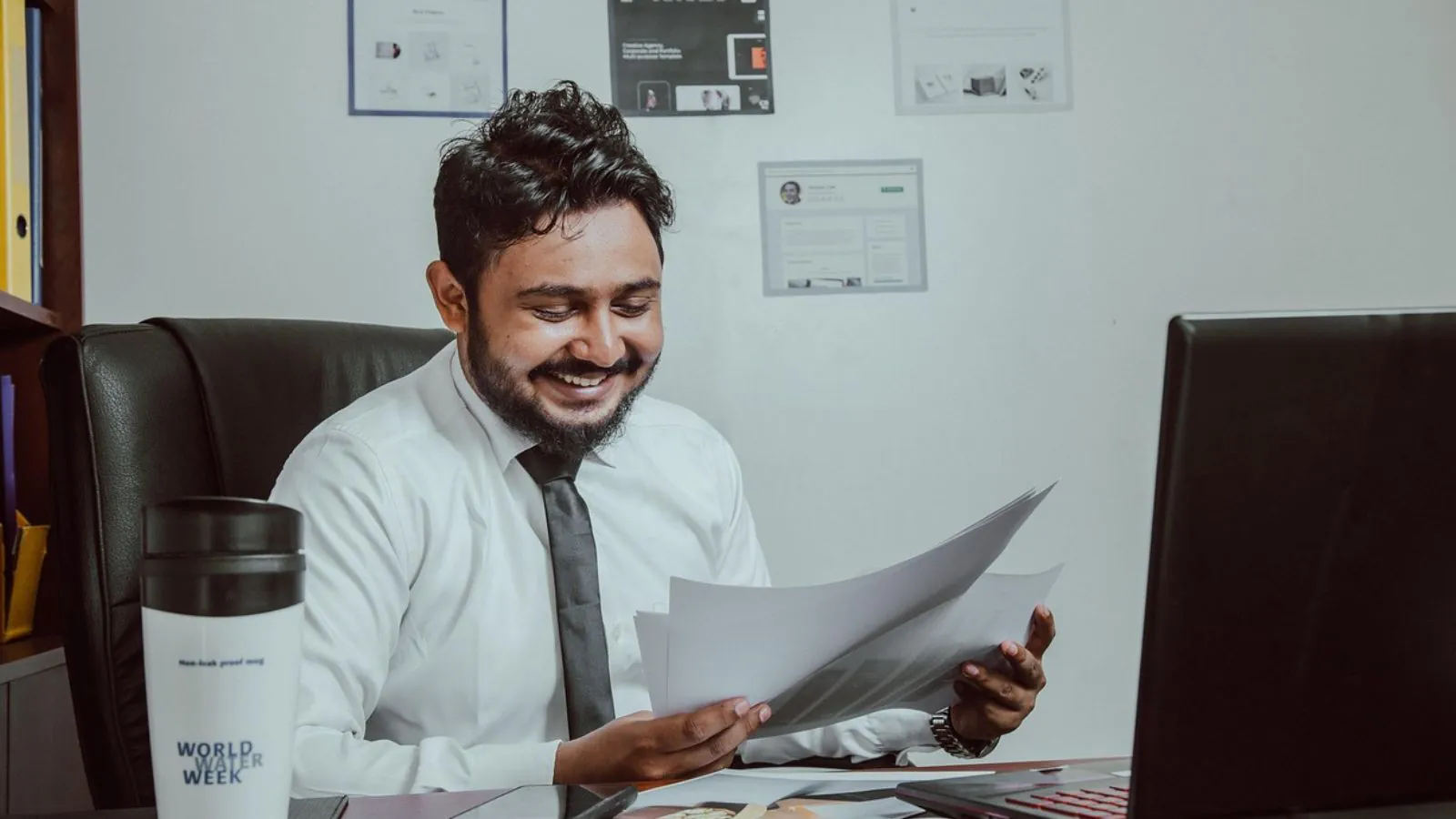 Pessoa trabalhando feliz