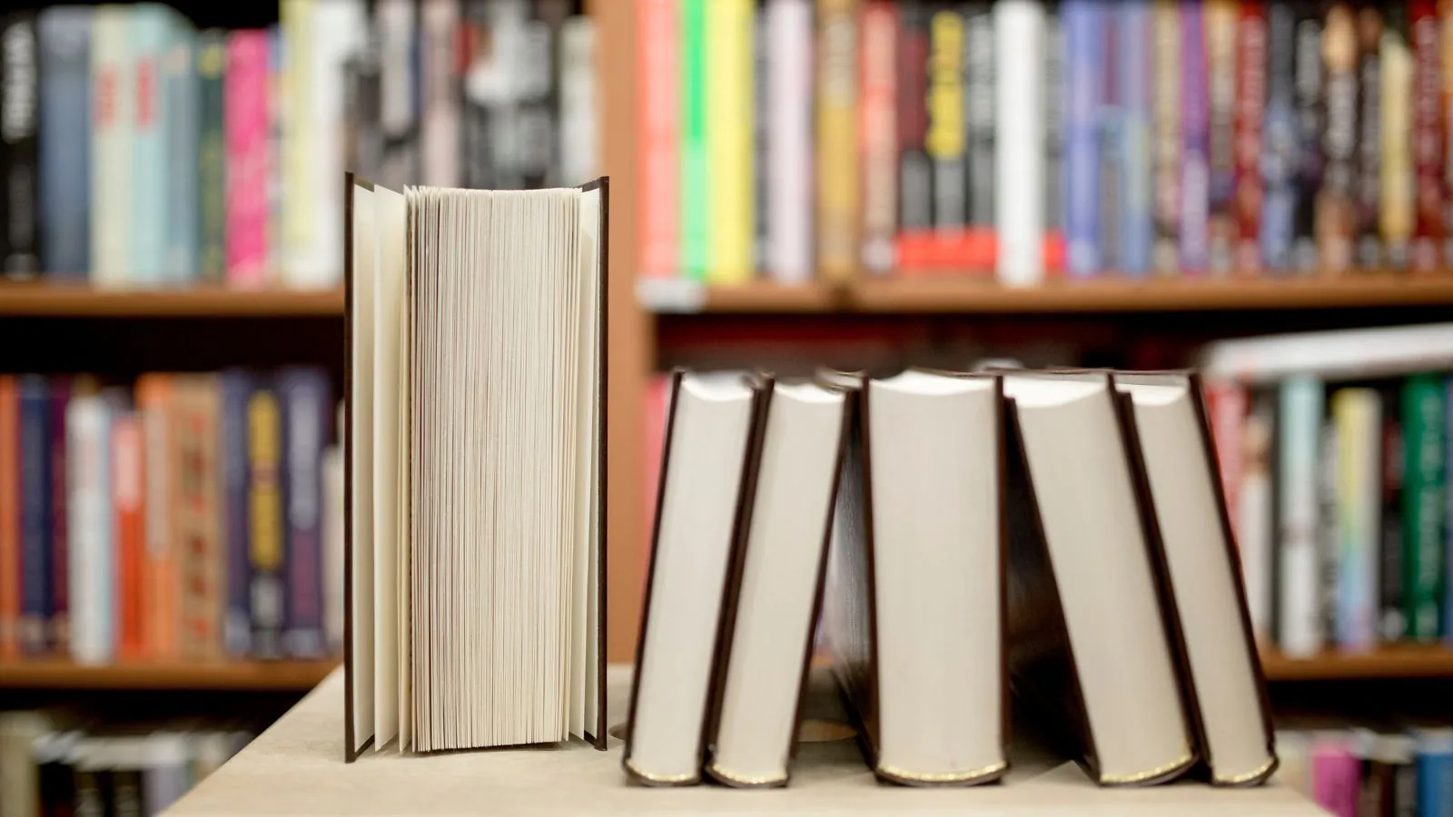 Pilha de livros em biblioteca