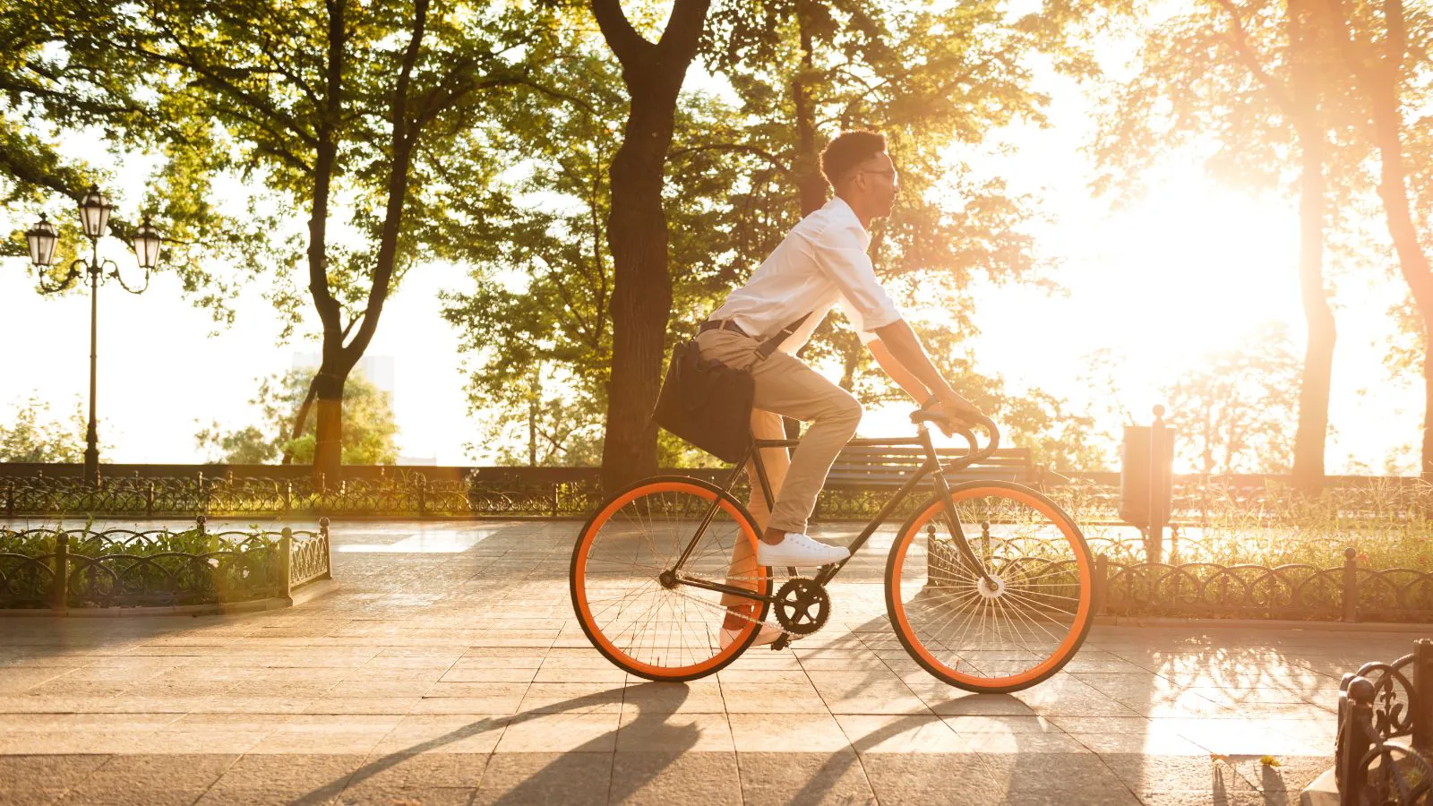 Pessoa passeando de bicicleta