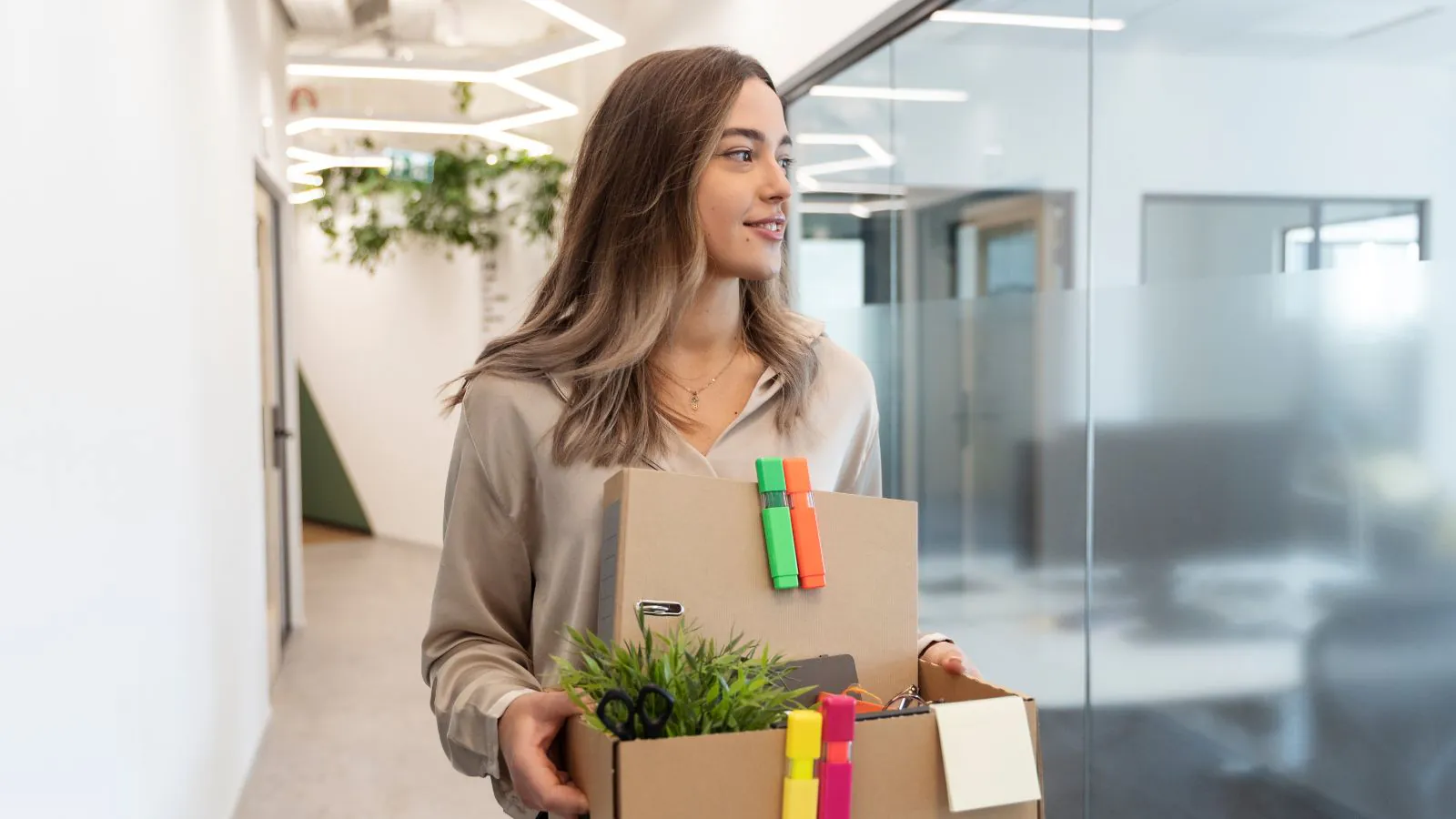 Pessoa despedida serviço com caixa