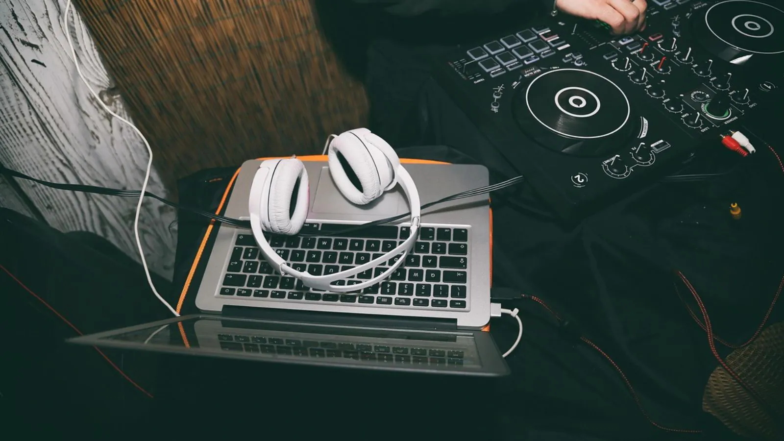 Fone e notebook e base de DJ