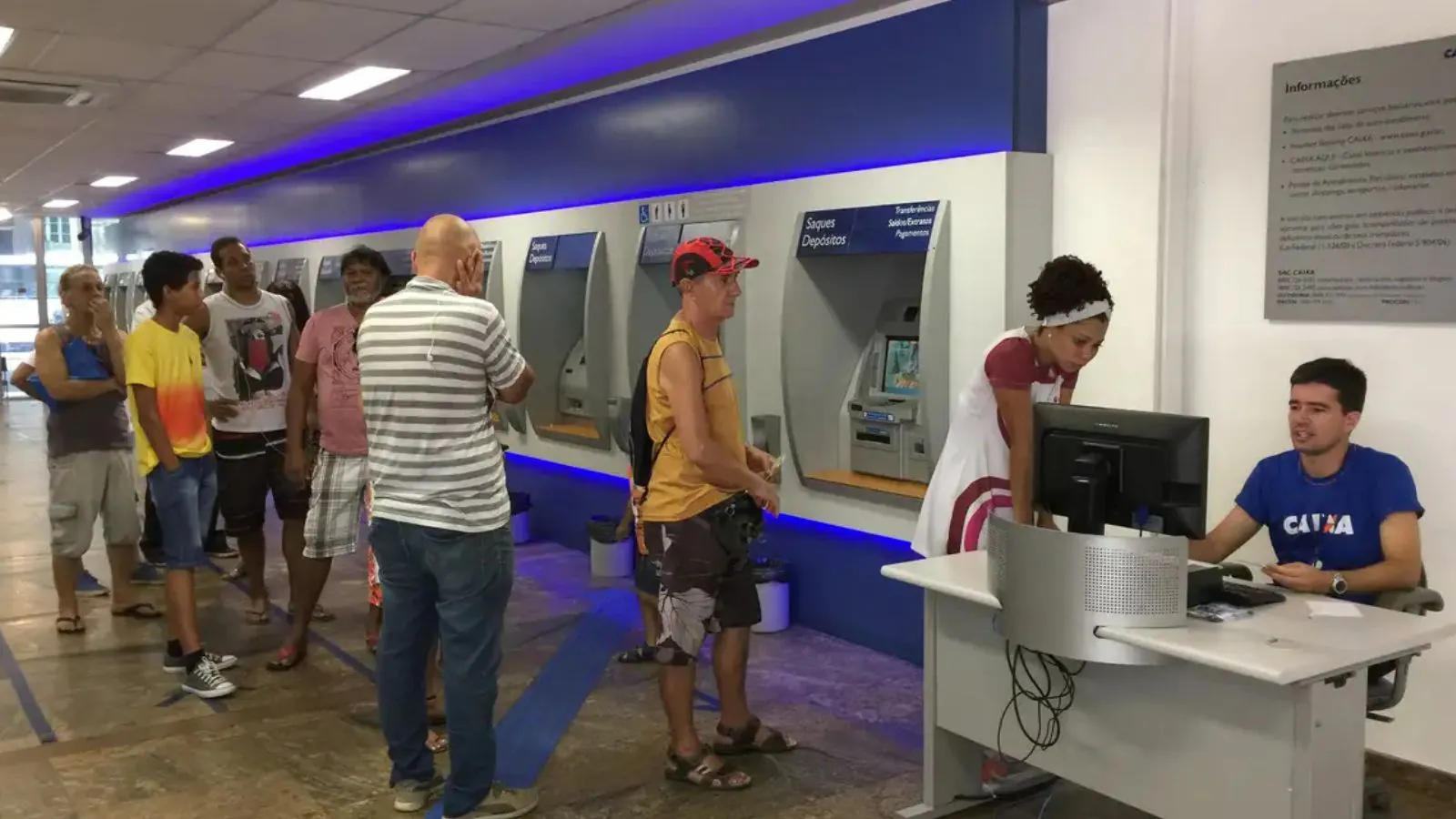 Clientes sacando dinheiro na Caixa Federal