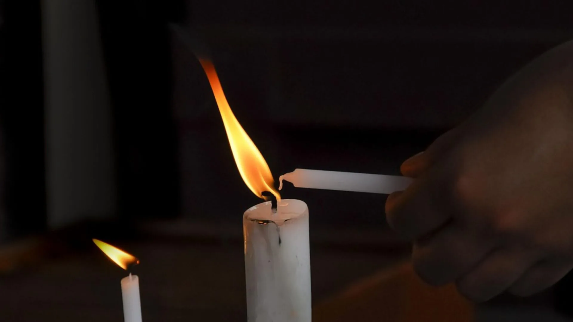 Pessoa acendendo vela