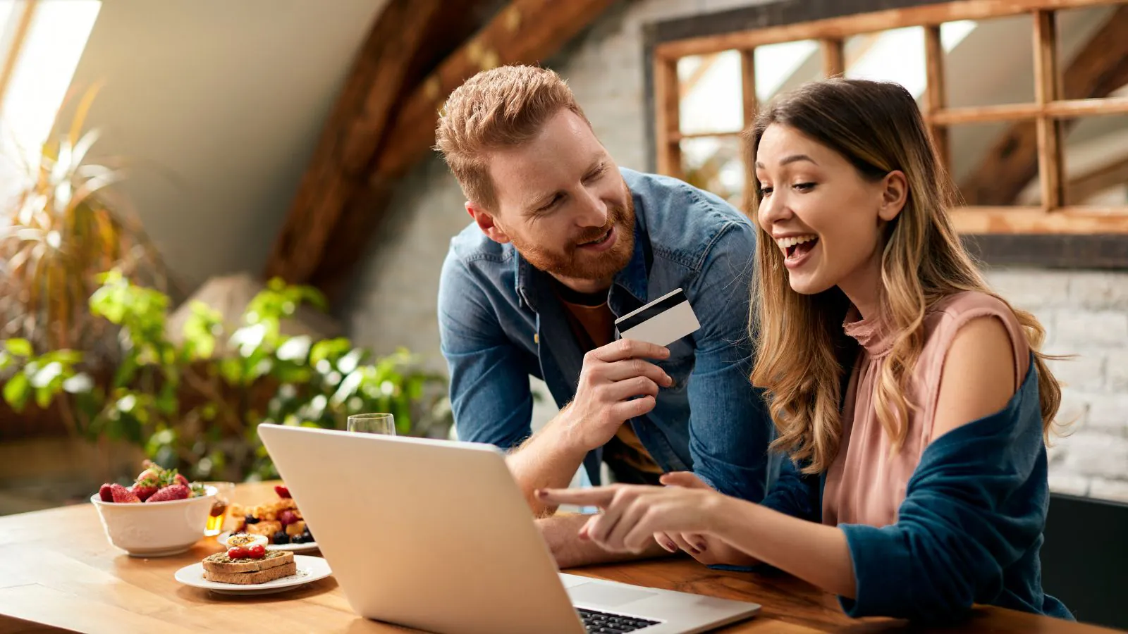 Casal fazendo compra online