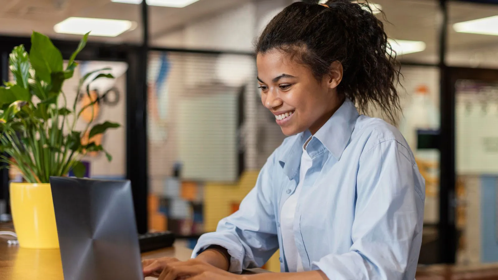 Mulher trabalhando feliz