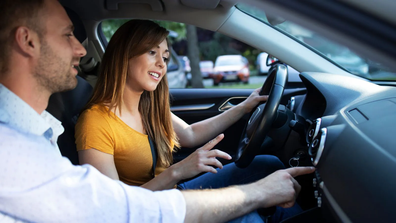 Casal dentro de carro