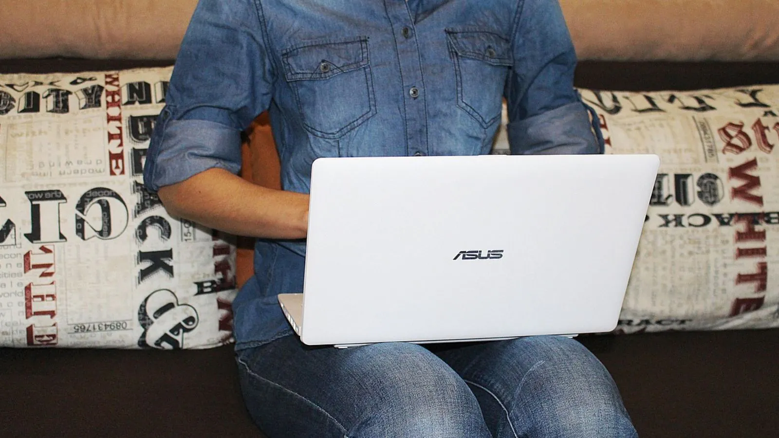 Pessoa usando notebook