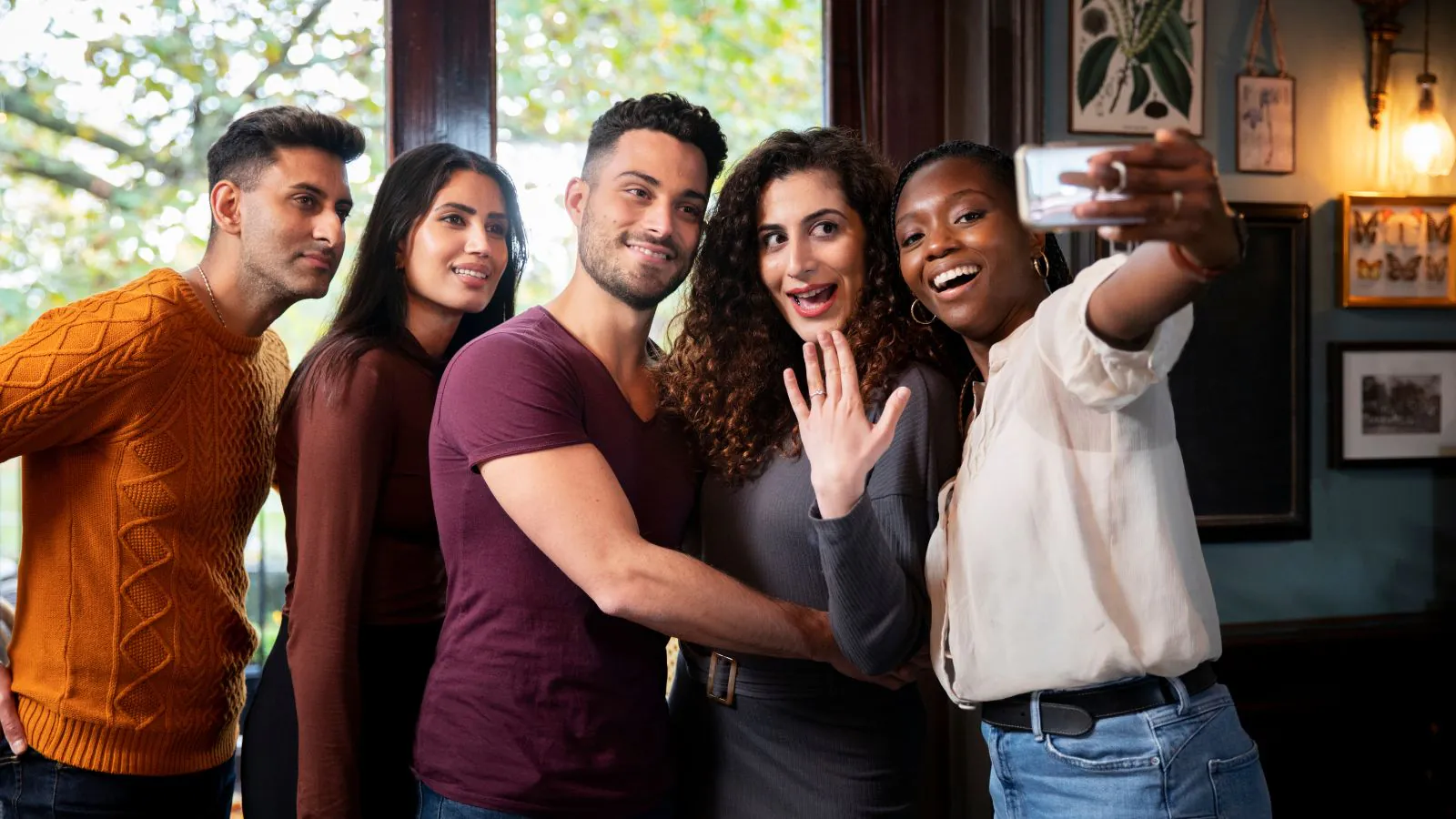 Amigos tirando selfie
