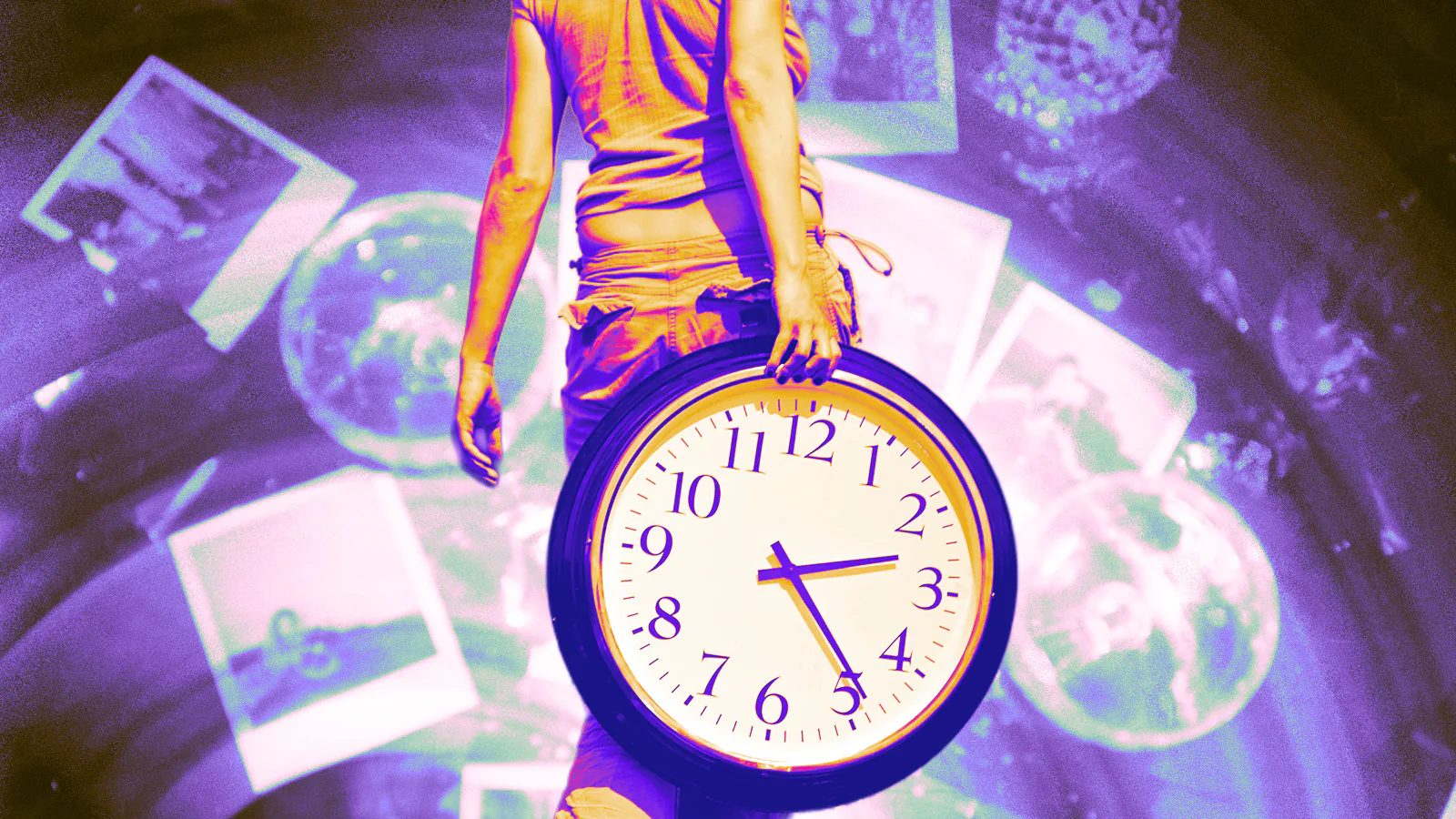 pessoa carregando um grande relógio