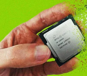 mão segura um microchip da Intel