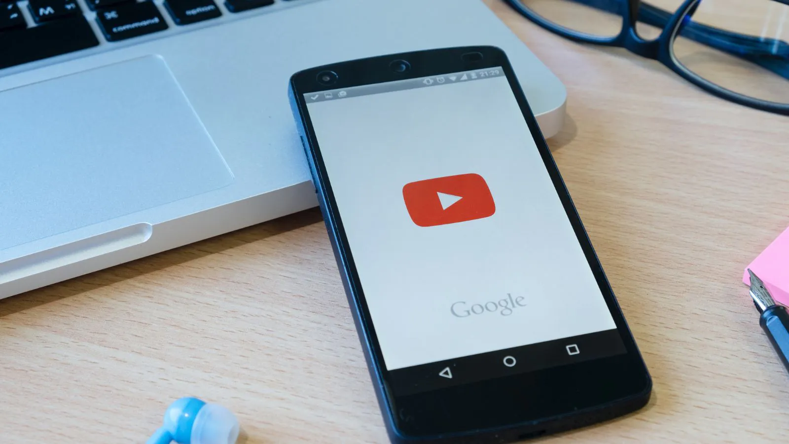 Celular com YouTube ligado