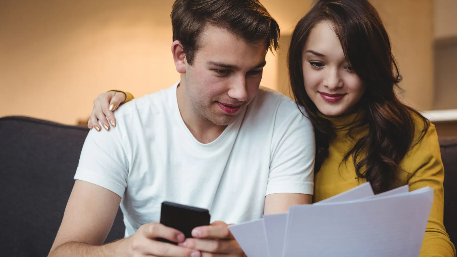 Casal vendo dívidas