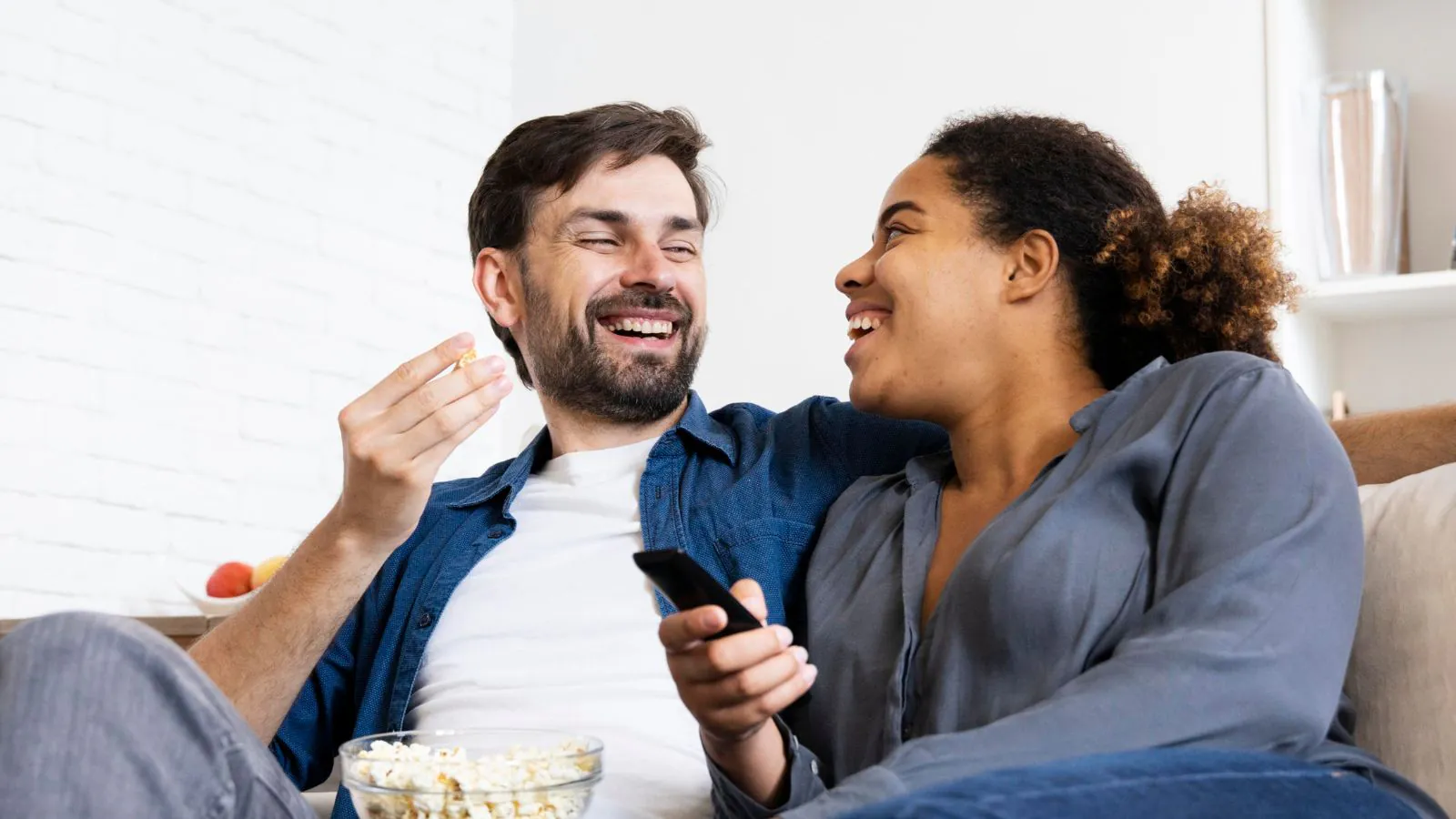 Casal assistindo filmes