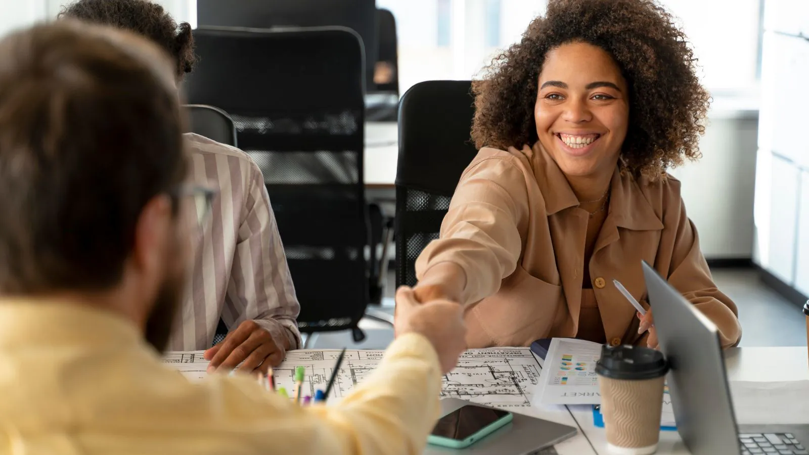 Jovem em entrevista de emprego
