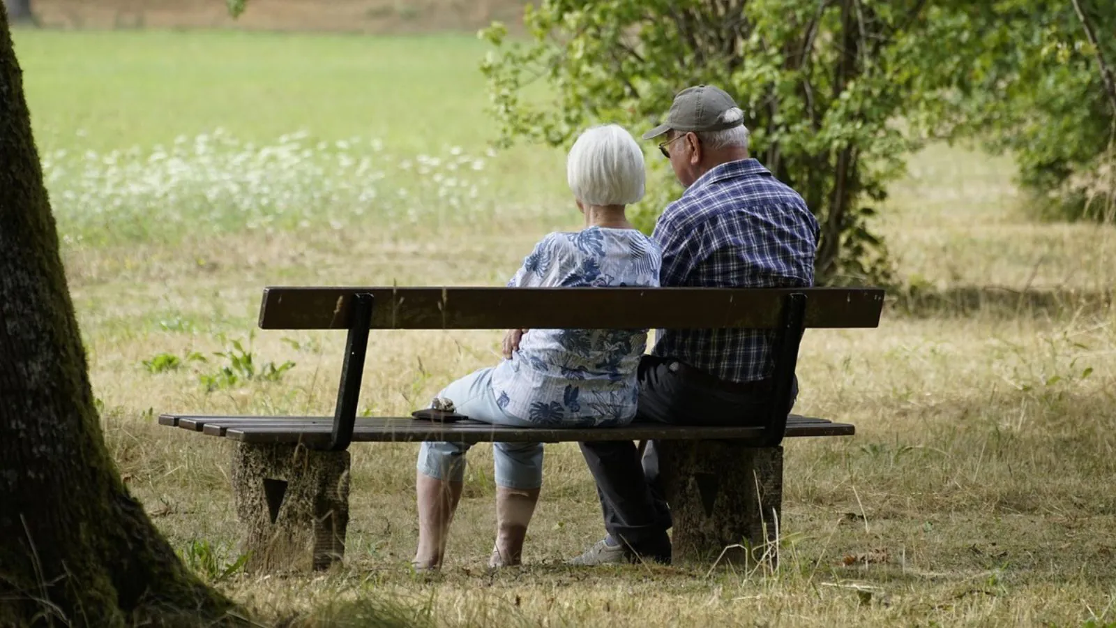 Idosos sentado em banco