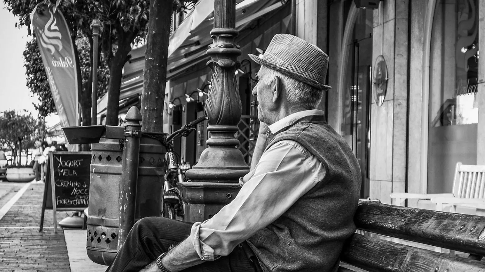 Homem em ponto de õnibus