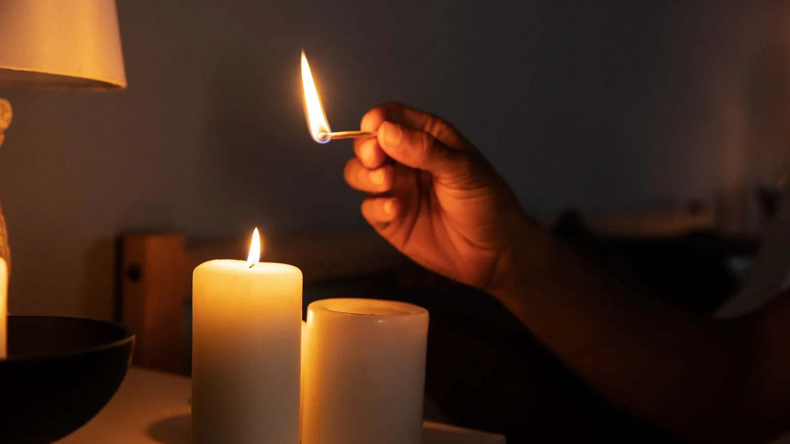 Pessoa acendendo vela