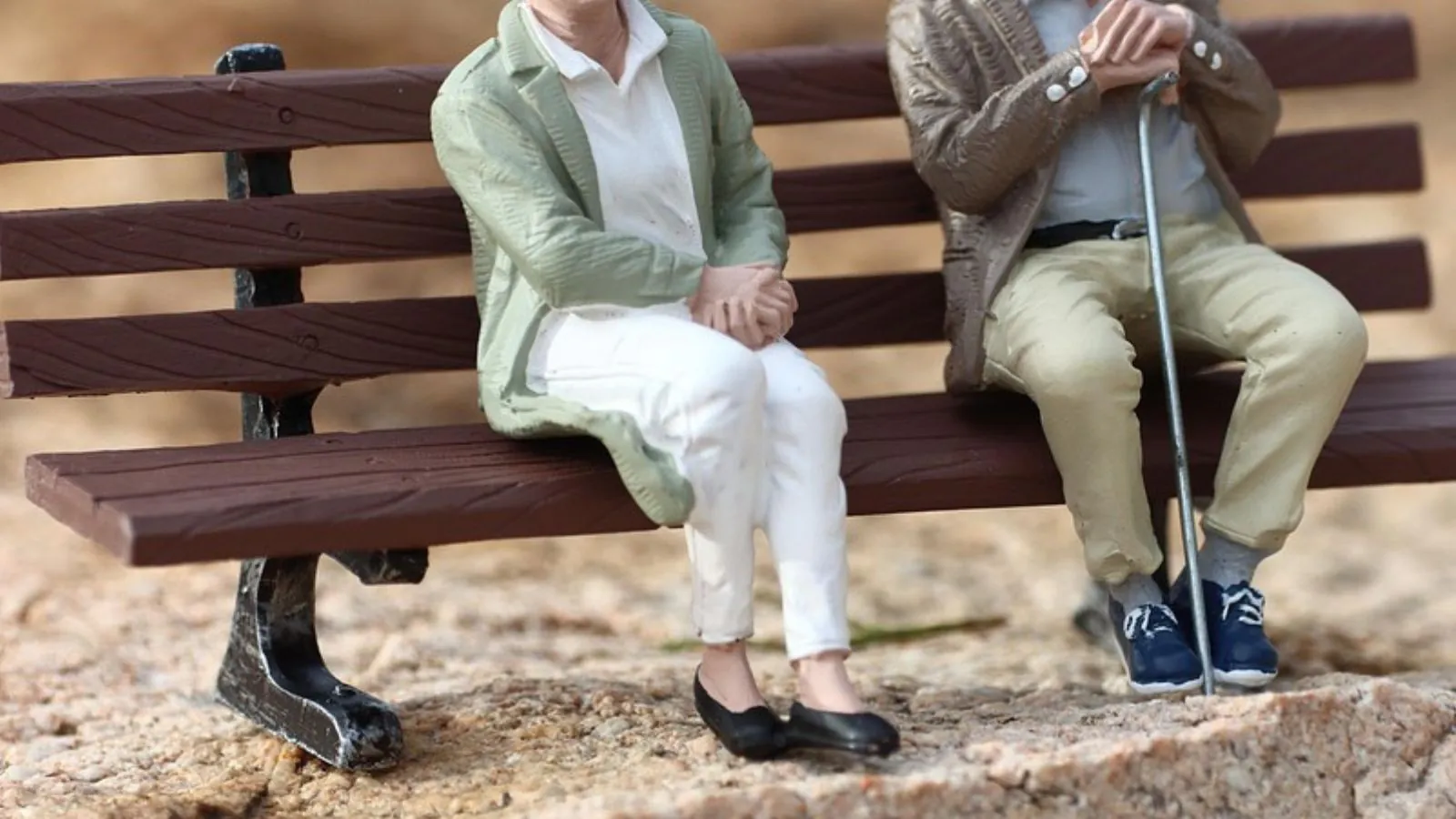 Idosos sentados em banco