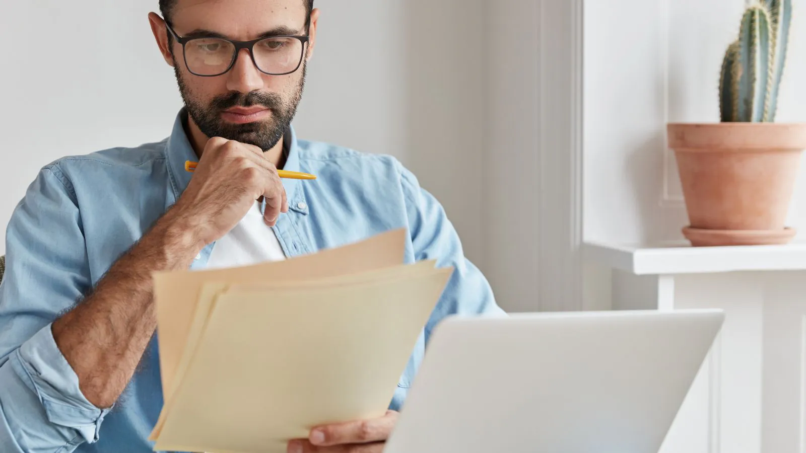 Pessoa analisando currículo