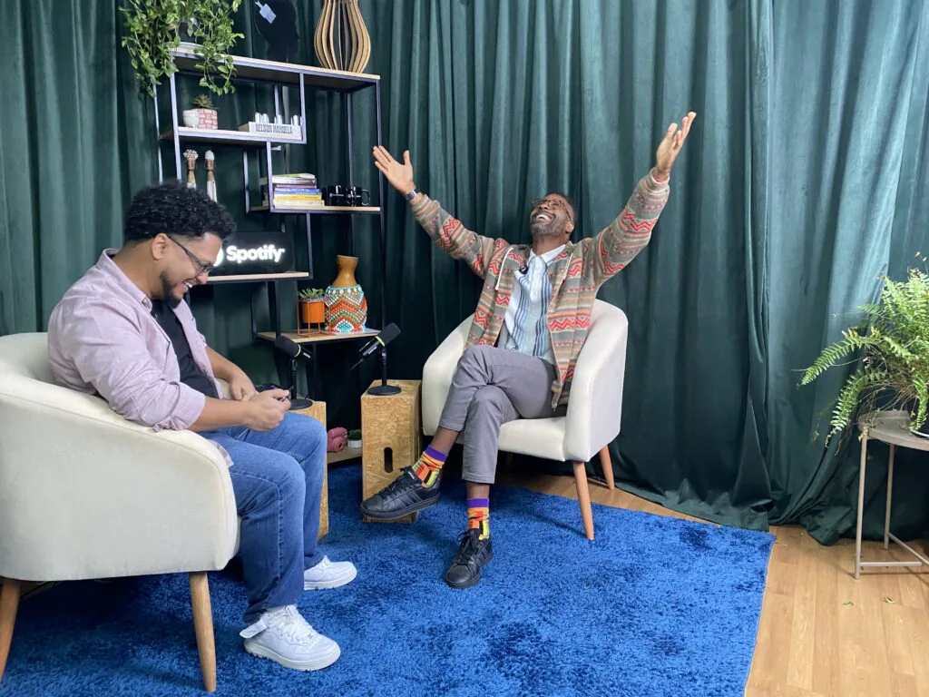 Felipe Ladislau e o entrevistado  Genesson Honorato, colunista da Fast Company Brasil e professor da FDC