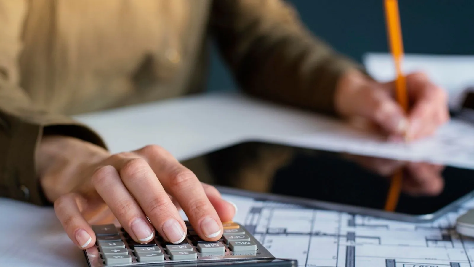 Pessoa calculando gastos