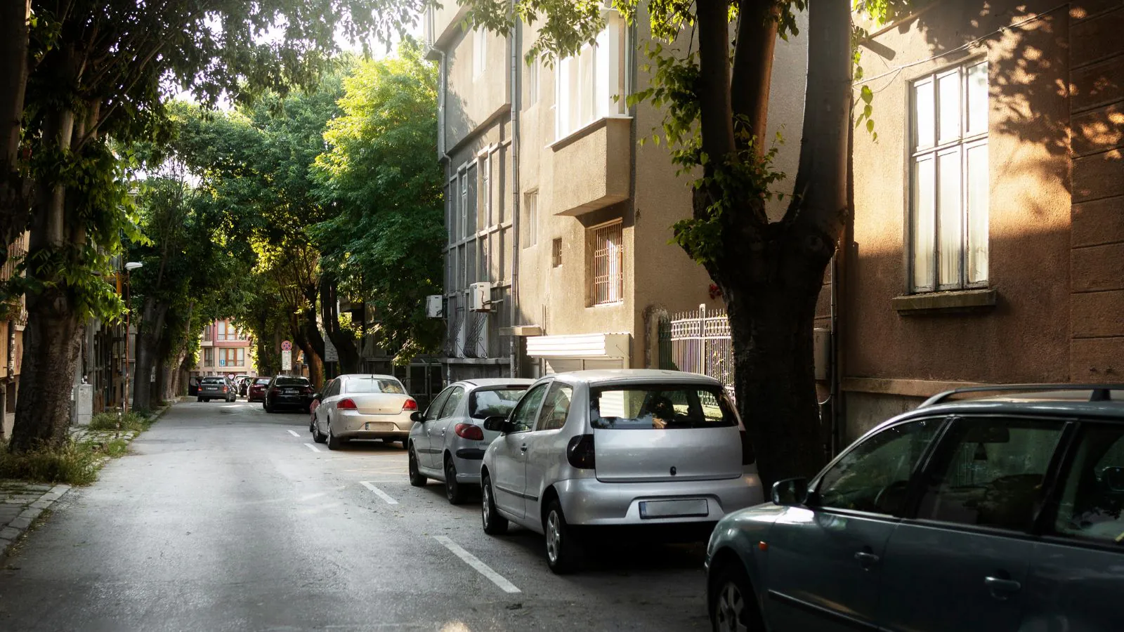 Carros estacionado em rua