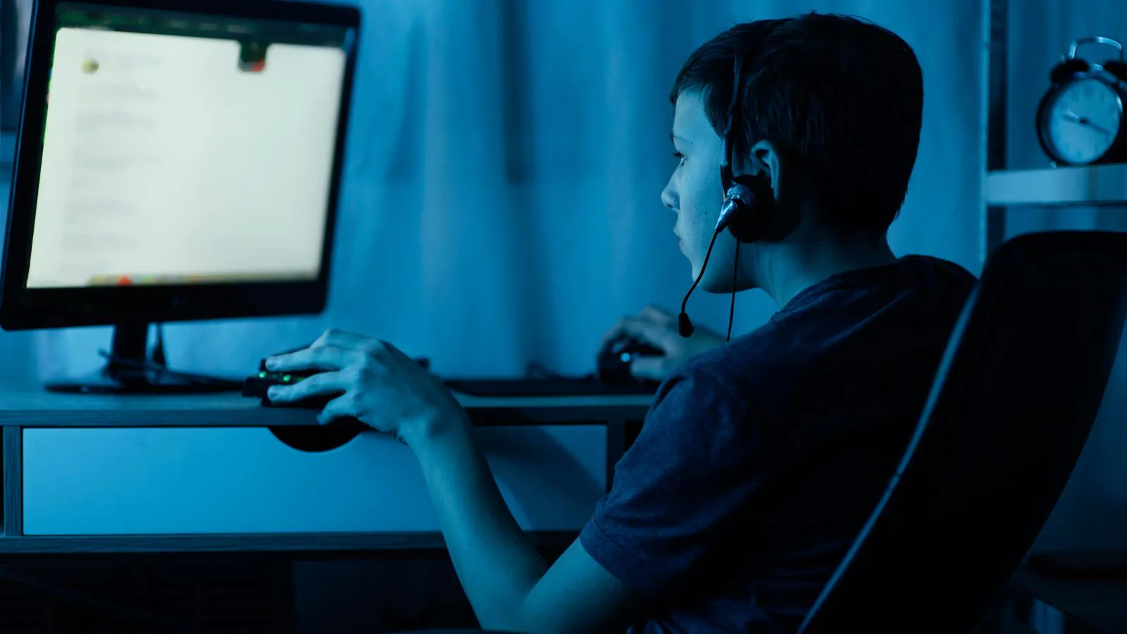 Jovem jogando videogame