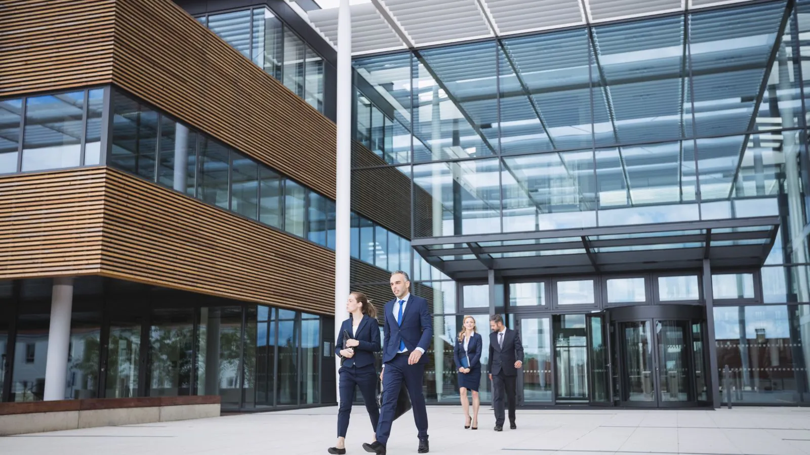 Empresas e pessoas na frente