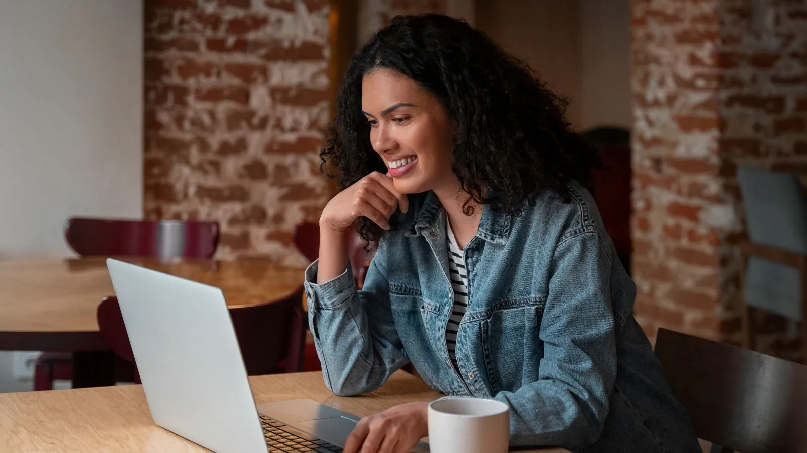 Jovem estudando com computador