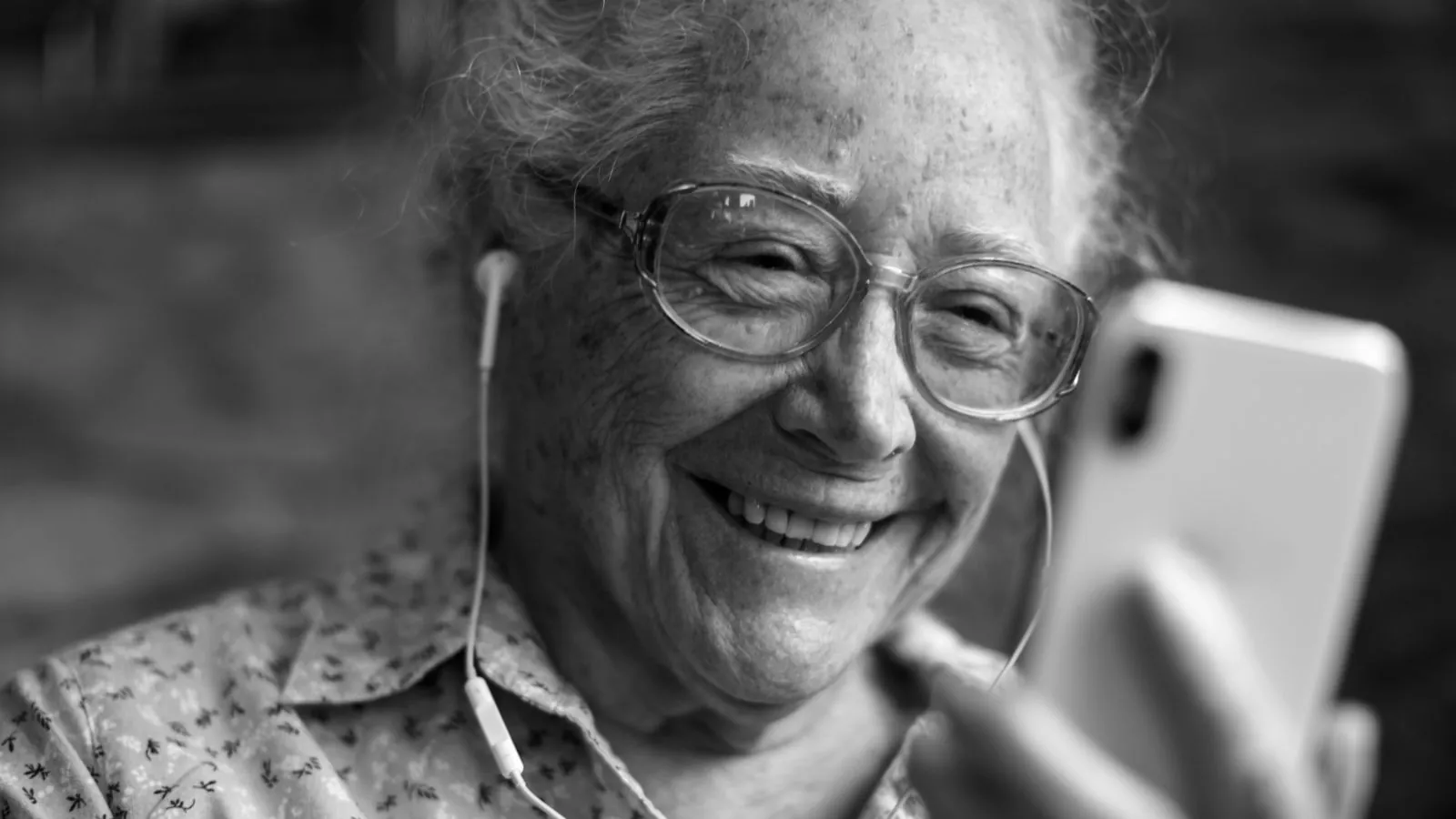 Mulher idosa no celular