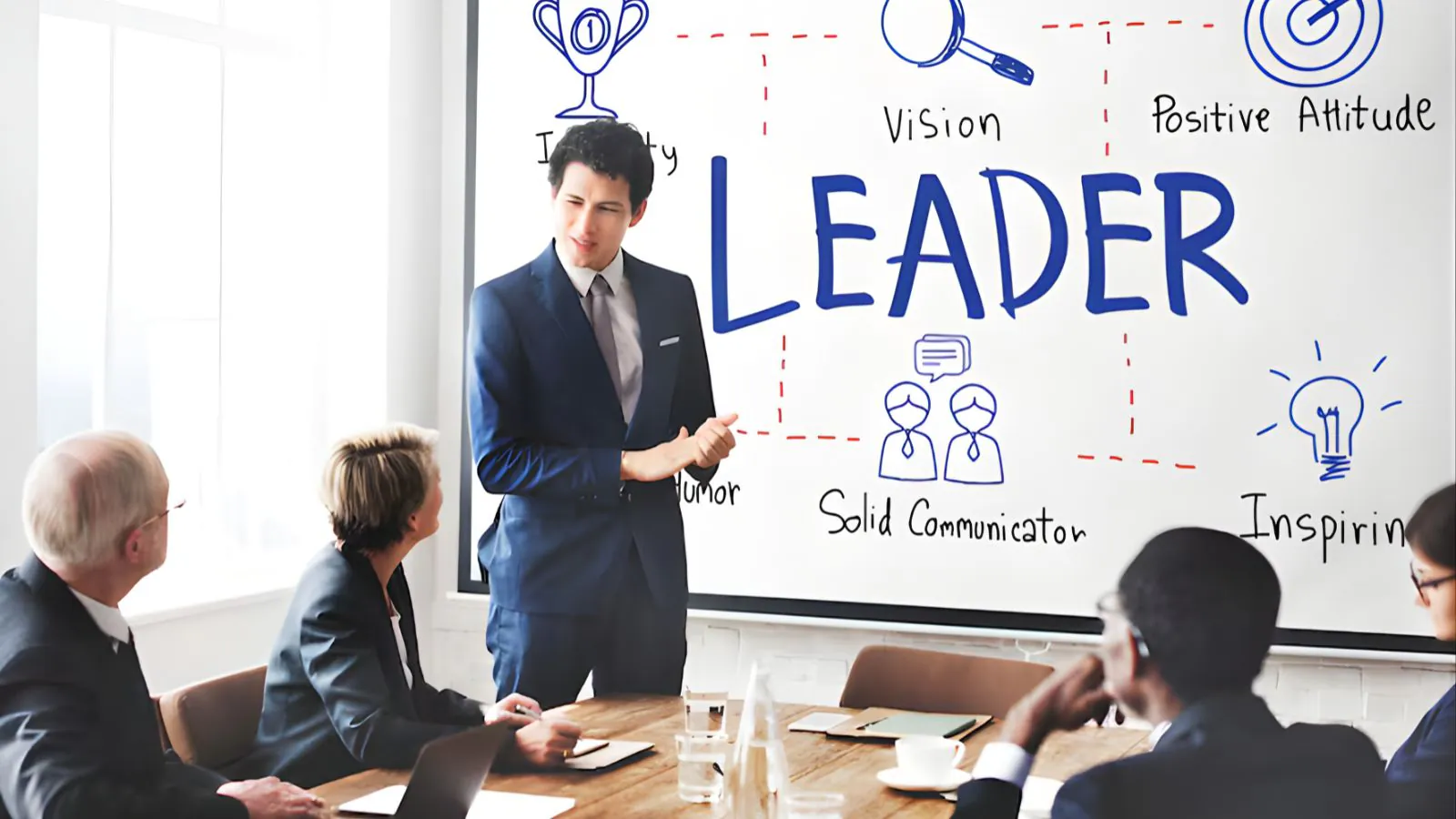 Homem falando com colegas de trabalho